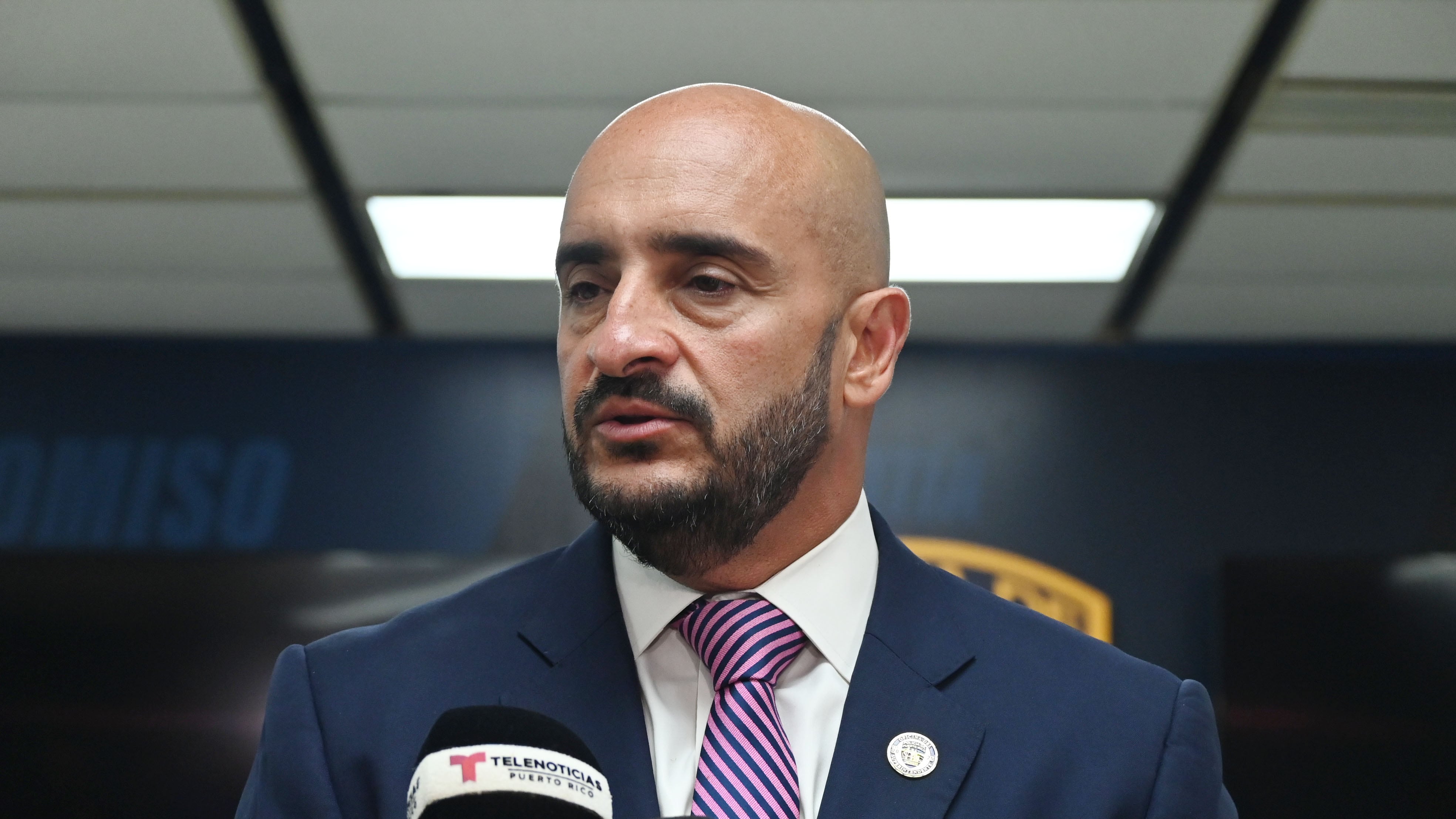 El superintendente de la policía, Joseph González, anuncia la suspensión de la escolta a la ex gobernadora Wanda Vázquez Garced.