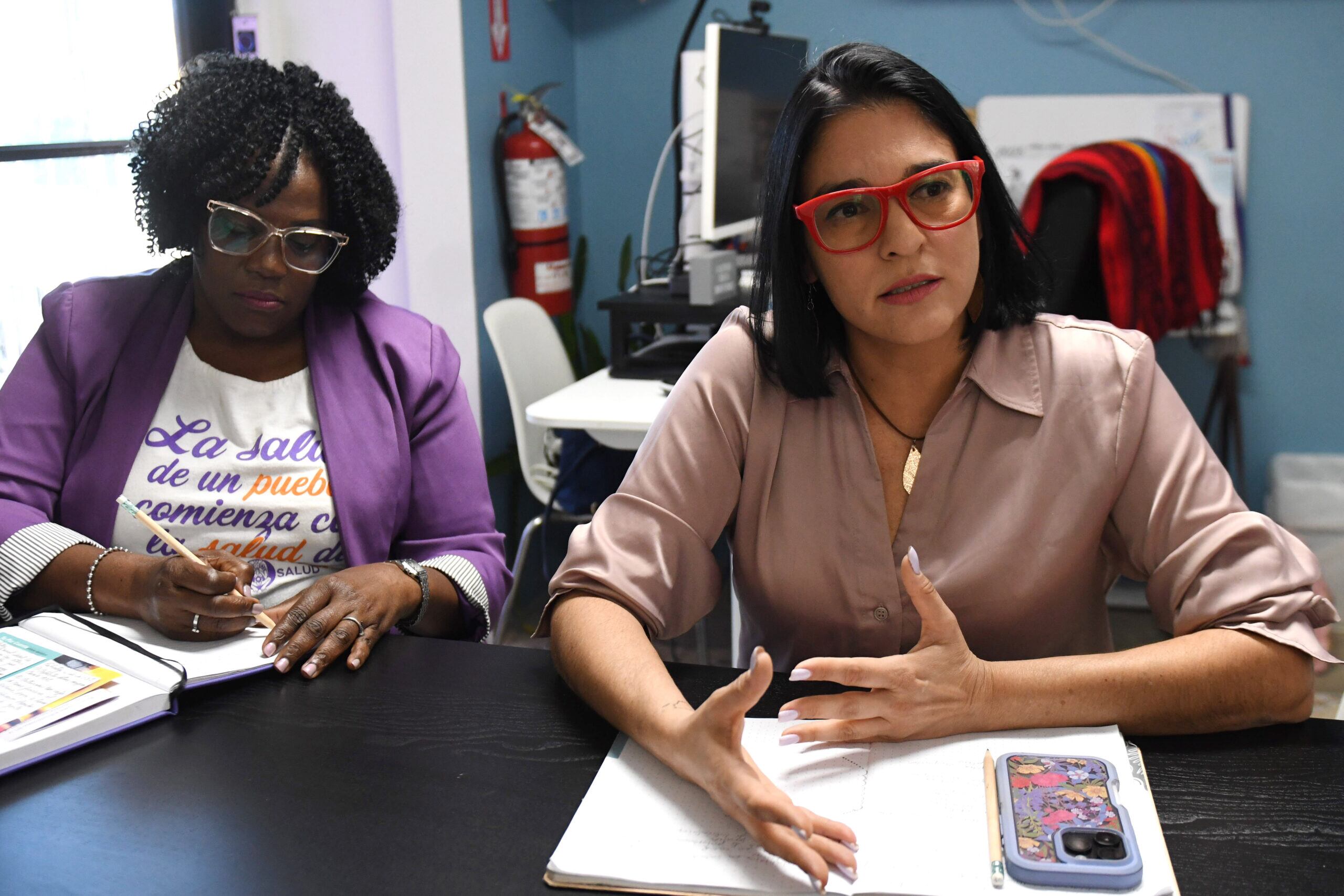 Tania Rosario, directora ejecutiva de Taller Salud, (en la foto, a la derecha, junto a Aida Judith Edwards, promotora comunitaria de Taller Salud) dijo que entre las facultades de la OPM está solicitar la asignación de un fondo especial.
Foto por Ana María Abruña Reyes | Todas y Centro de Periodismo Investigativo