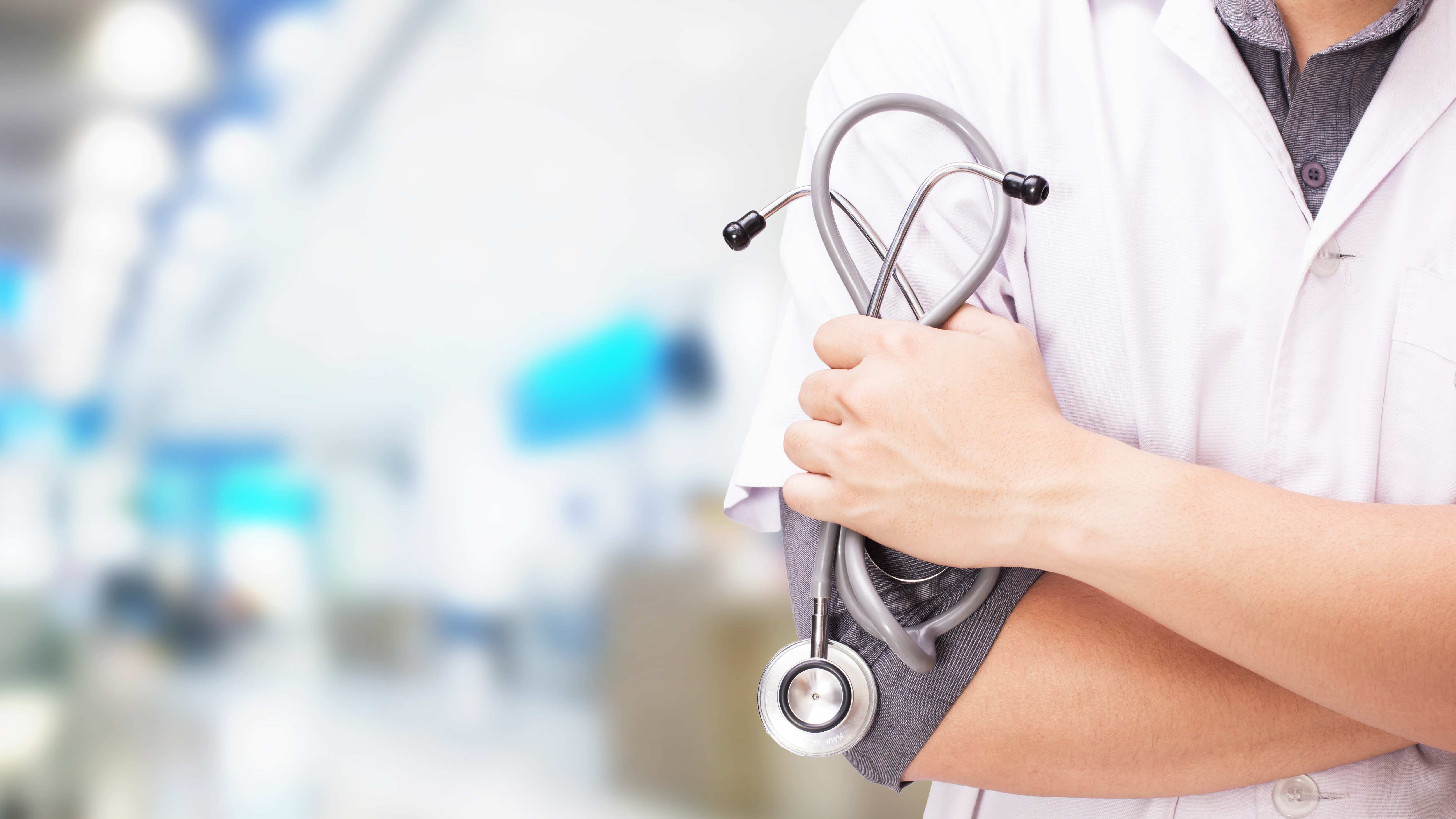 Médica pesquisando sintomas no Google