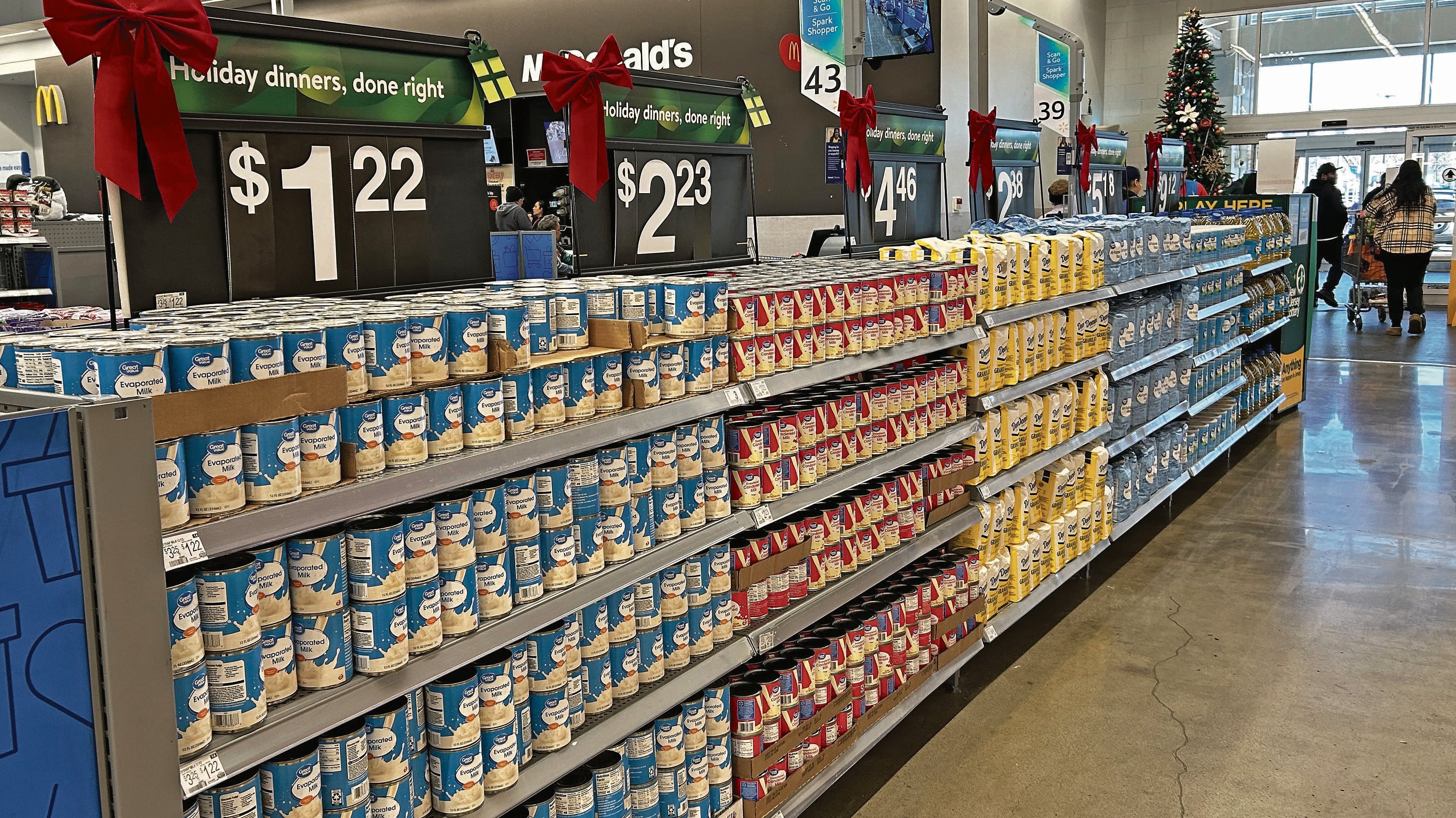 Los artículos para incluir en las cenas navideñas se exhiben en una tienda Walmart en Secaucus, Nueva Jersey, el miércoles 13 de noviembre de 2024. (Foto AP/Anne D'Innocenzio)