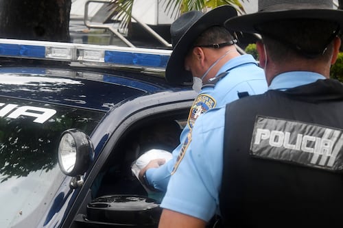 Hallan parte de cráneo humano en baño de gasolinera en Moca