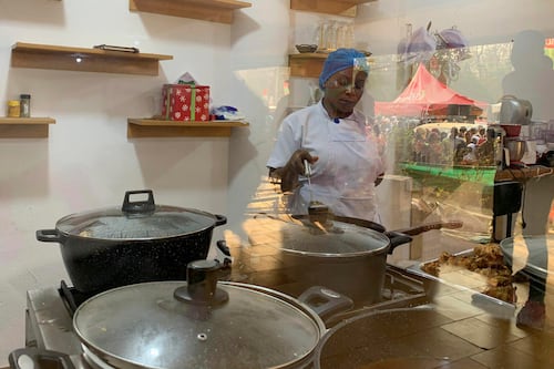 Chef ghanesa intenta batir récord mundial de maratón de cocina