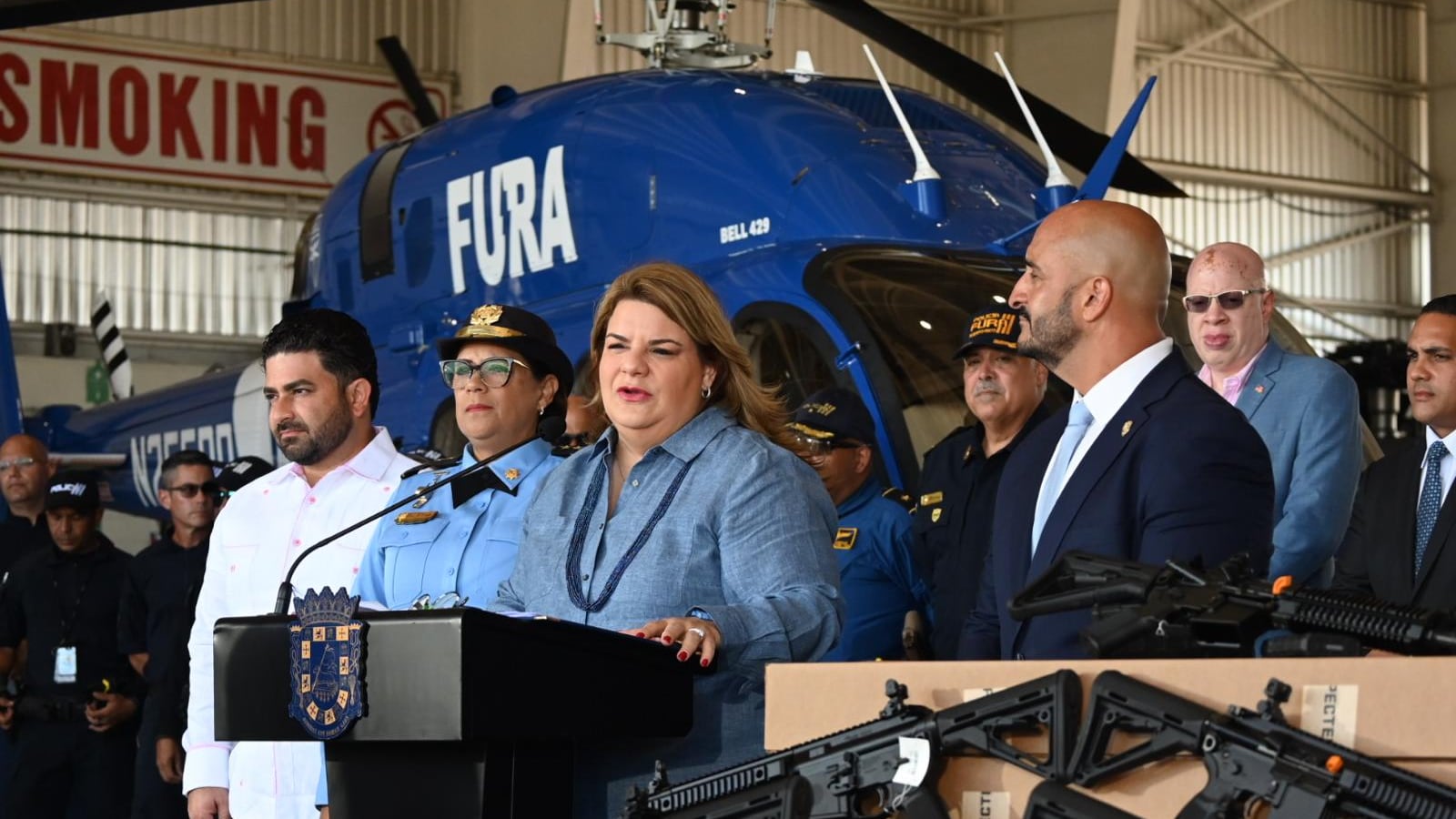 La gobernadora Jennifer González Colón durante la presentación del nuevo equipo para la Policía de Puerto Rico en el hangar de Isla Grande