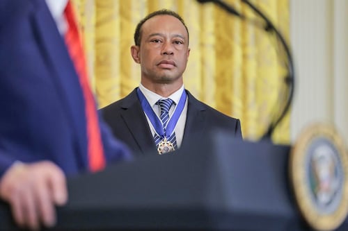 Nuevo video muestra que Tiger Woods miraba su móvil al momento de accidente de tráfico