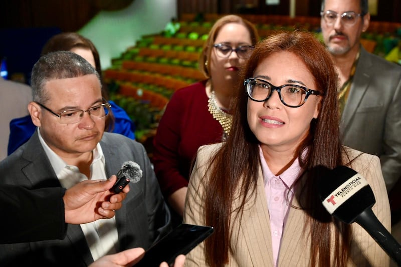 Funcionarios atienden a los medios