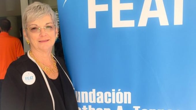 Esther Torres frente a banner de su fundación.