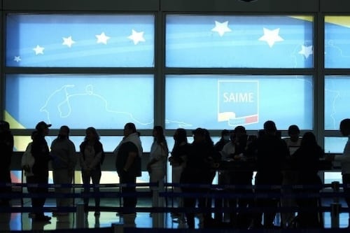 Venezuela repatria a 136 migrantes desde Estados Unidos antes del cierre del espacio aéreo