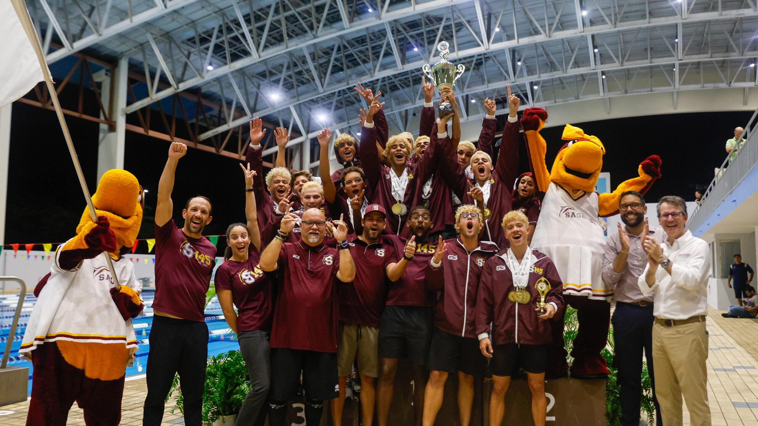 Delfines y Delfinas de Sagrado Corazón ganan campeonato de natación de la LAI.