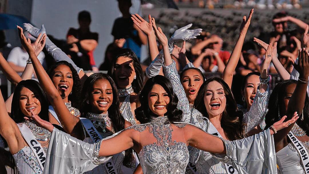 Miss Universo 2023, Sheynnis Palacios, junto a las concursantes del certamen edición 2024