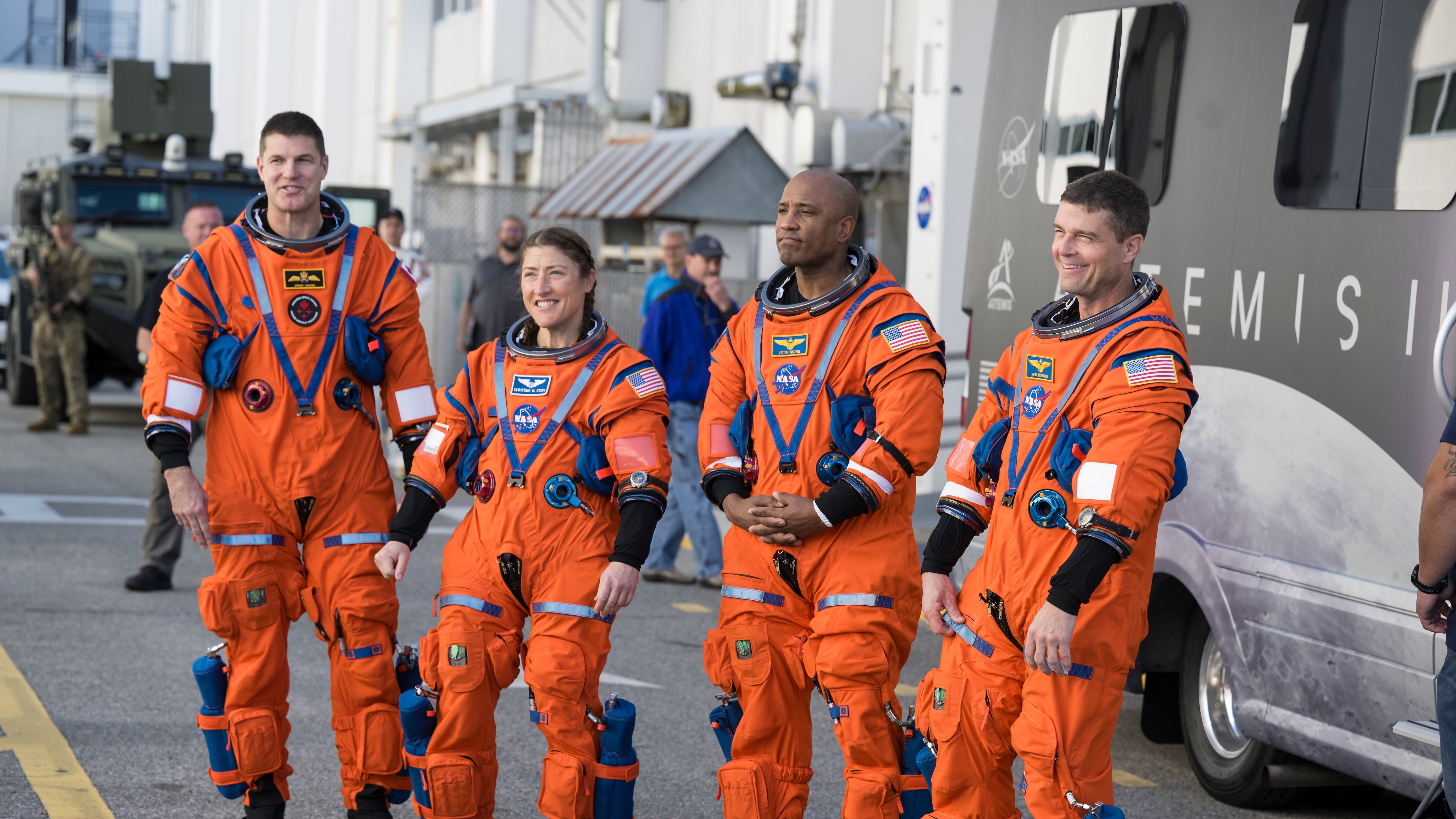 Más allá del impacto visual, la elección del color naranja en los astronautas de Artemis II tiene una función específica