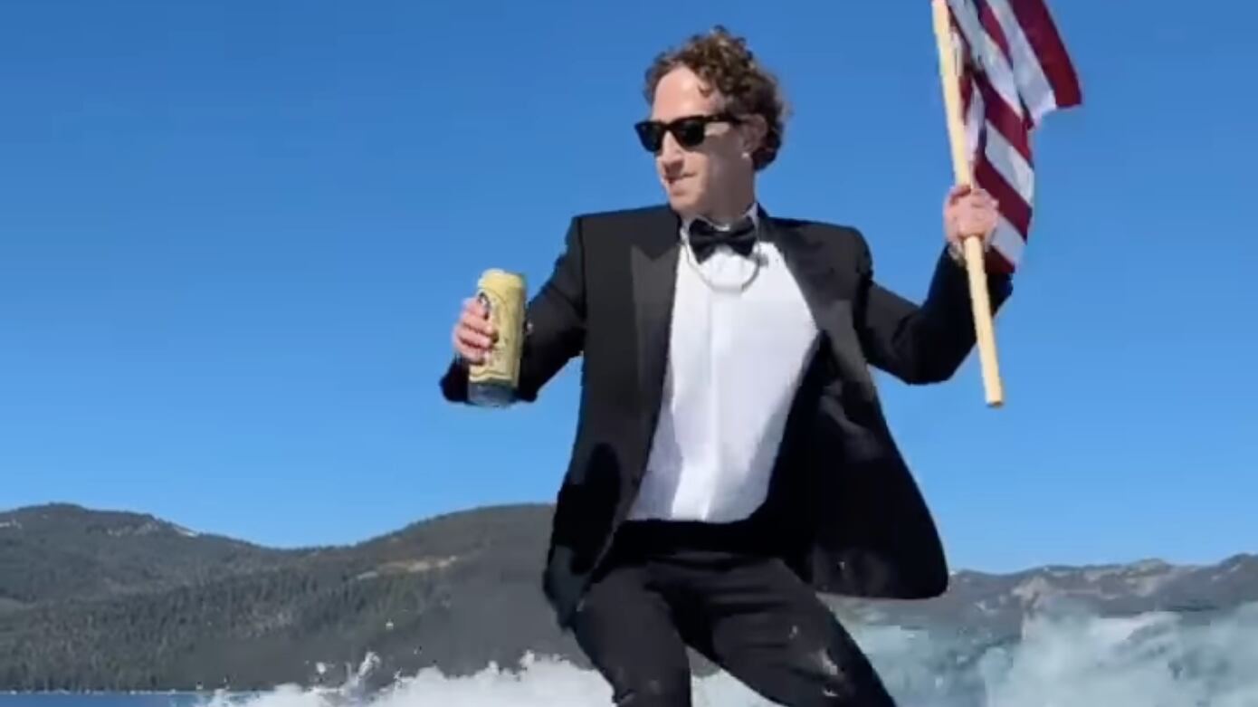El CEO de Meta postea video surfeando en 4 de julio.