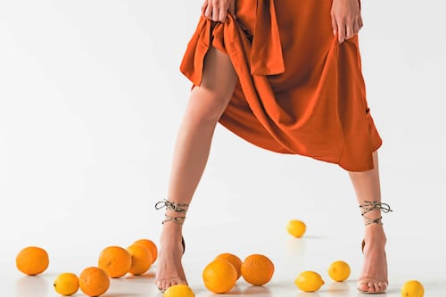 5 looks para llevar faldas largas después de los 40 sin parecer anticuada