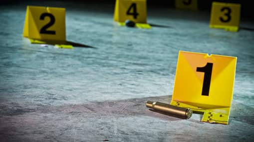 Dos personas fueron halladas maniatadas y con heridas de bala en el sur de Quito.