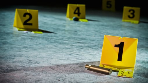 Dos personas fueron halladas maniatadas y con heridas de bala en el sur de Quito.