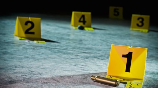 Dos personas fueron halladas maniatadas y con heridas de bala en el sur de Quito.