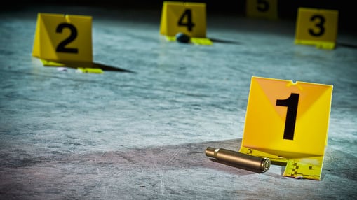 Dos personas fueron halladas maniatadas y con heridas de bala en el sur de Quito.