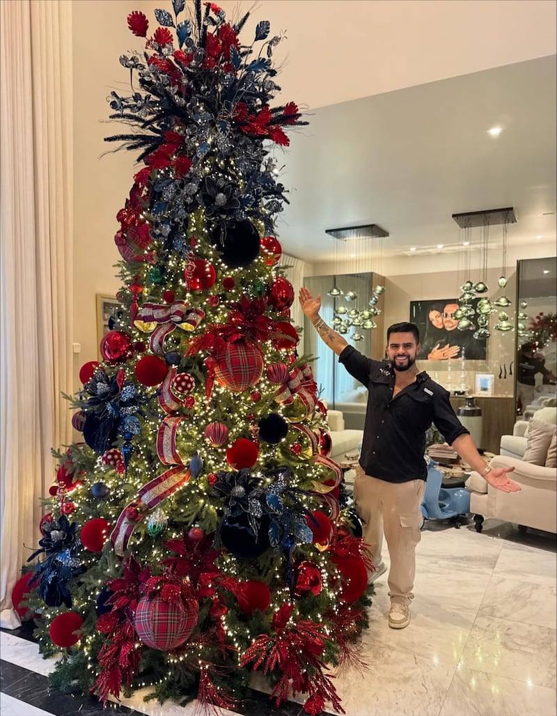 Daniel Zambrano fue el encargado de decorar el árbol de Navidad de Nadia Ferreira