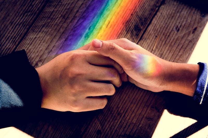 Prejuicios como la homofobia, la lesbofobia, la bifobia y la transfobia pueden llevar a problemas de autoestima y ansiedad, entre otros, aumentando las probabilidades de depresión y suicidio. Foto: Freepik.