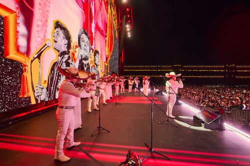 Juan Gabriel hace historia como el primer artista fallecido que abarrota el Zócalo