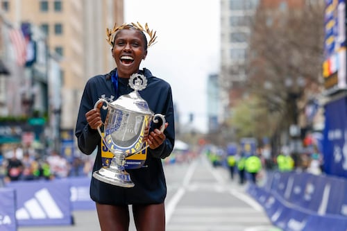 Korir bate el récord del Maratón de Boston con 2h01:52 y Lokedi repite triunfo
