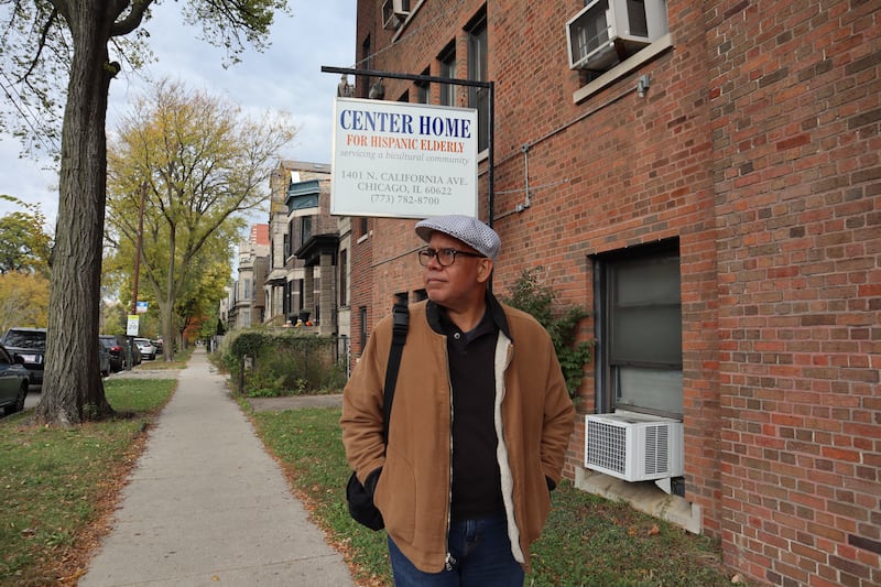 Elías Carmona Rivera camina frente al centro de cuidado prolongado en Chicago que acogió a su padre en sus últimos meses, cuando el cáncer ya había afectado sus funciones cognitivas.