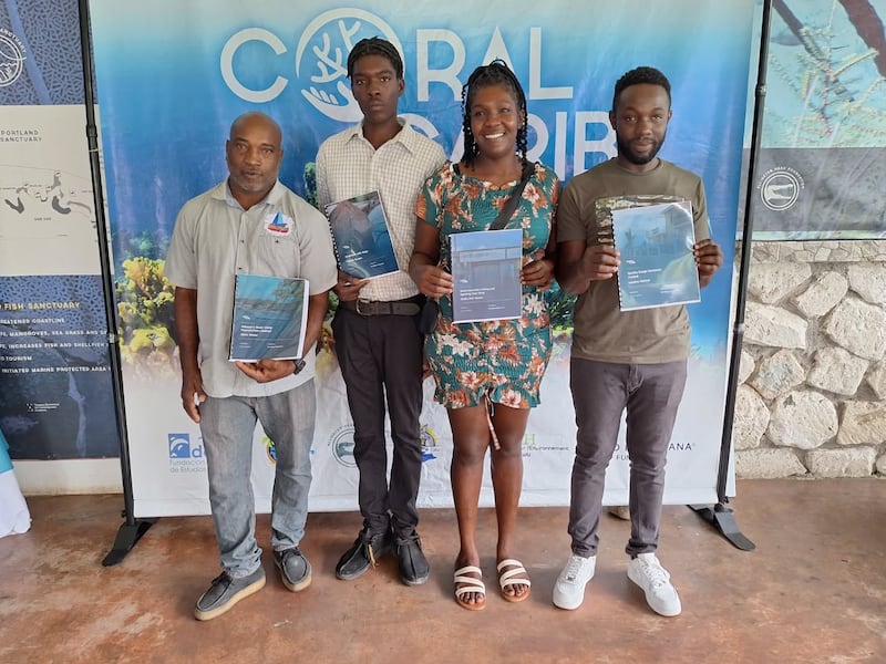 En el marco del proyecto CoralCarib, cuatro pescadores en Jamaica recibieron recientemente subvenciones de cerca de $1,000 cada uno para implementar prácticas de pesca sostenibles y responsables con el medioambiente.
