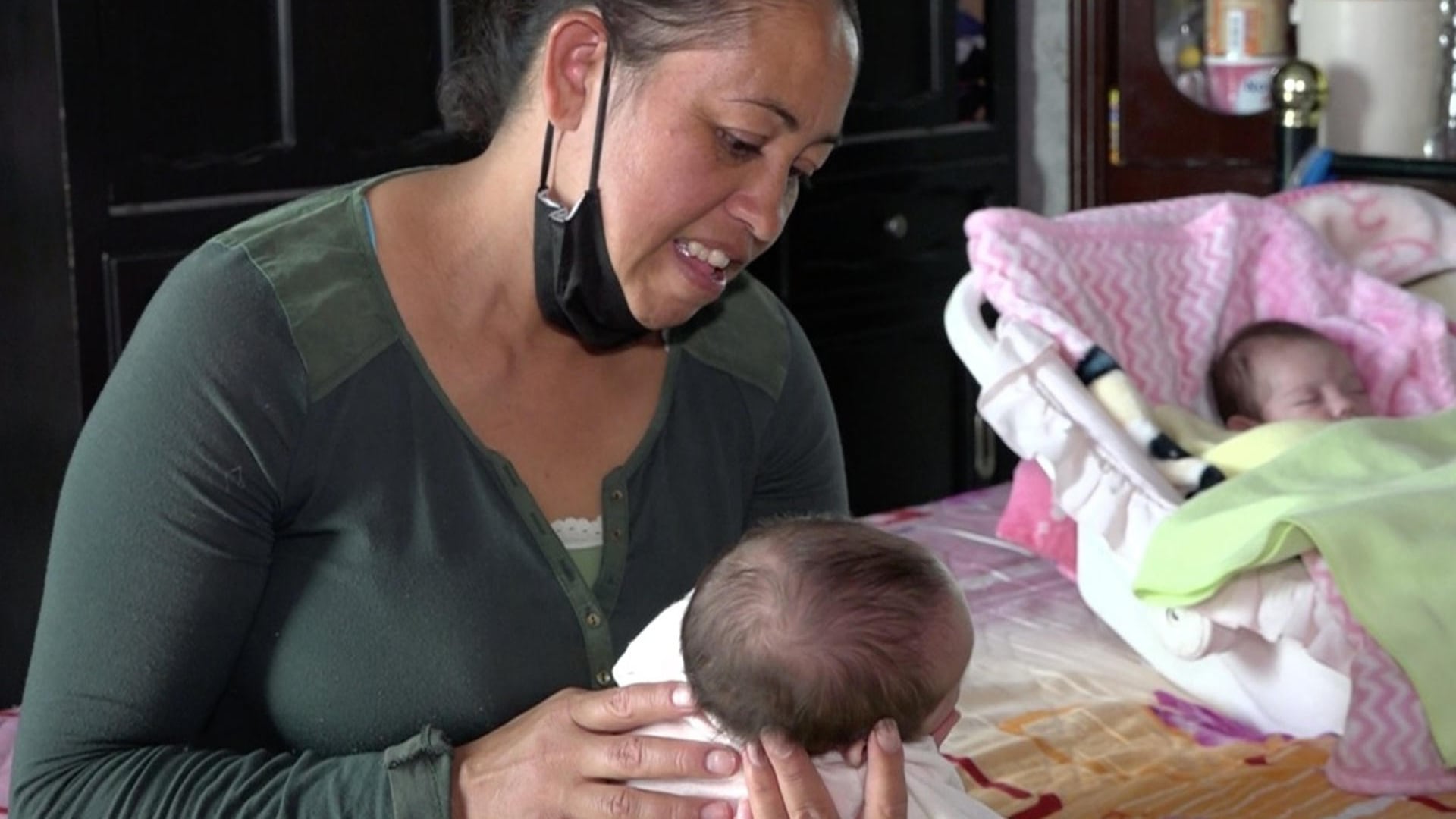 Fotografía de archivo de una mujer cuidando a sus bebes, en Querétaro (México). EFE/Sergio Ángeles