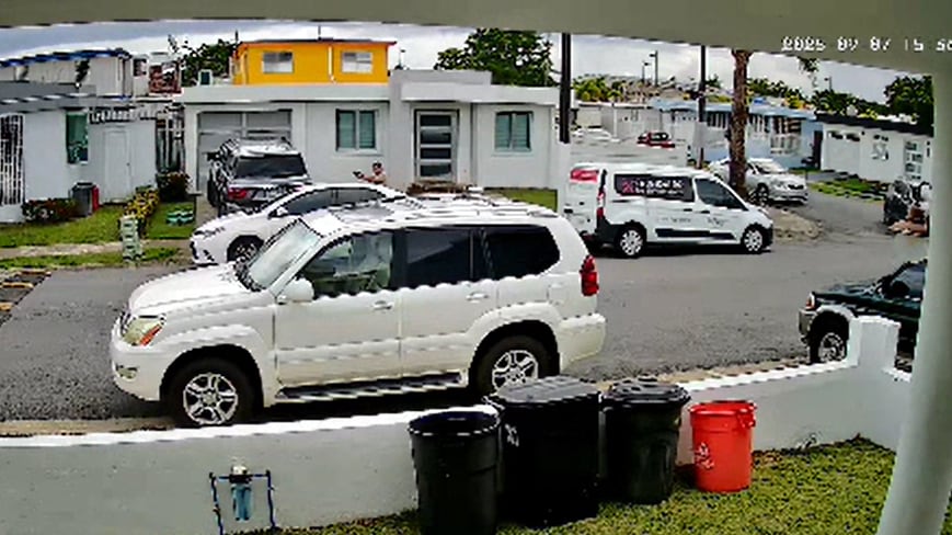 Hombre apuntando con un arma de fuego en Vila Carolina.