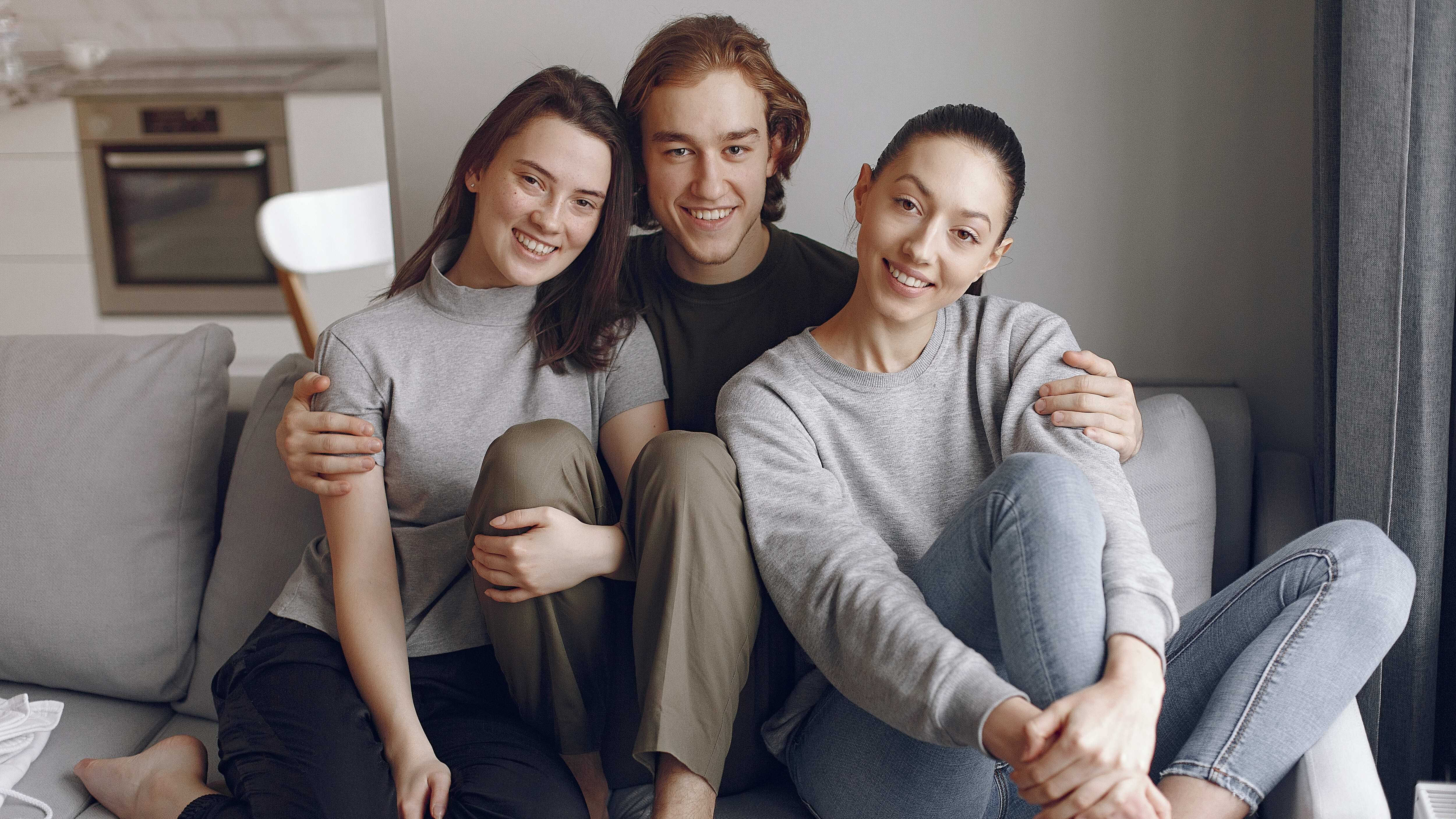 Los hombres que crecen hermanas son más colaborativos y amorosos