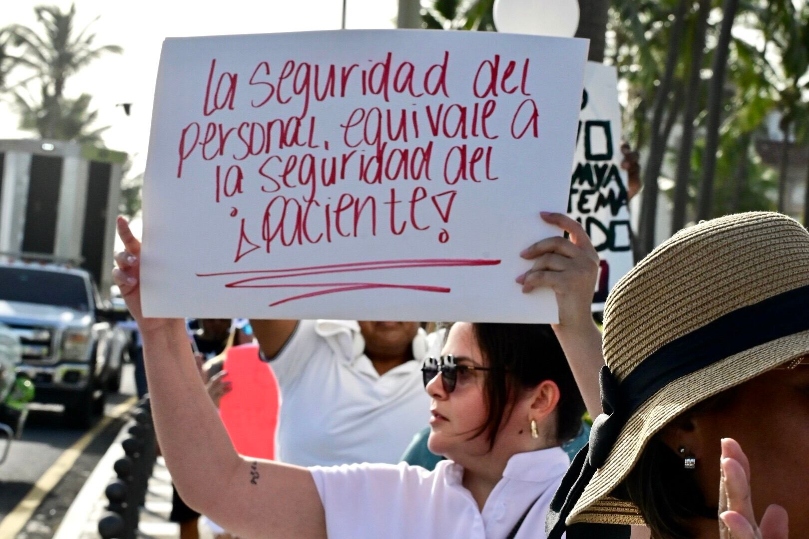 Las enfermeras y enfermeros protestan frente al Capitolio, demandando mejores condiciones de trabajo y salario. Capitolio, San Juan. Metro PR 12 de junio de 2025