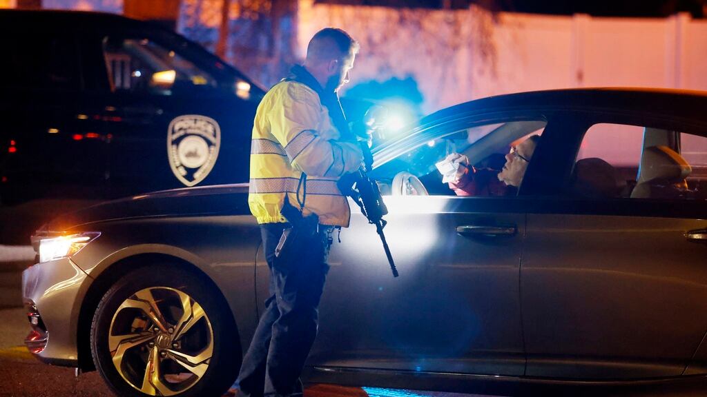 La presencia policial luego que un hombre mató a tiros a un guardia de seguridad de un hospital psiquiátrico en Concord, Nueva Hampshire, el 17 de noviembre de 2023. (Foto AP/Michael Dwyer)
