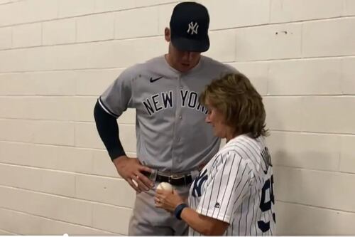 Aaron Judge vive tierno momento con su madre, tras igualar récord en MLB