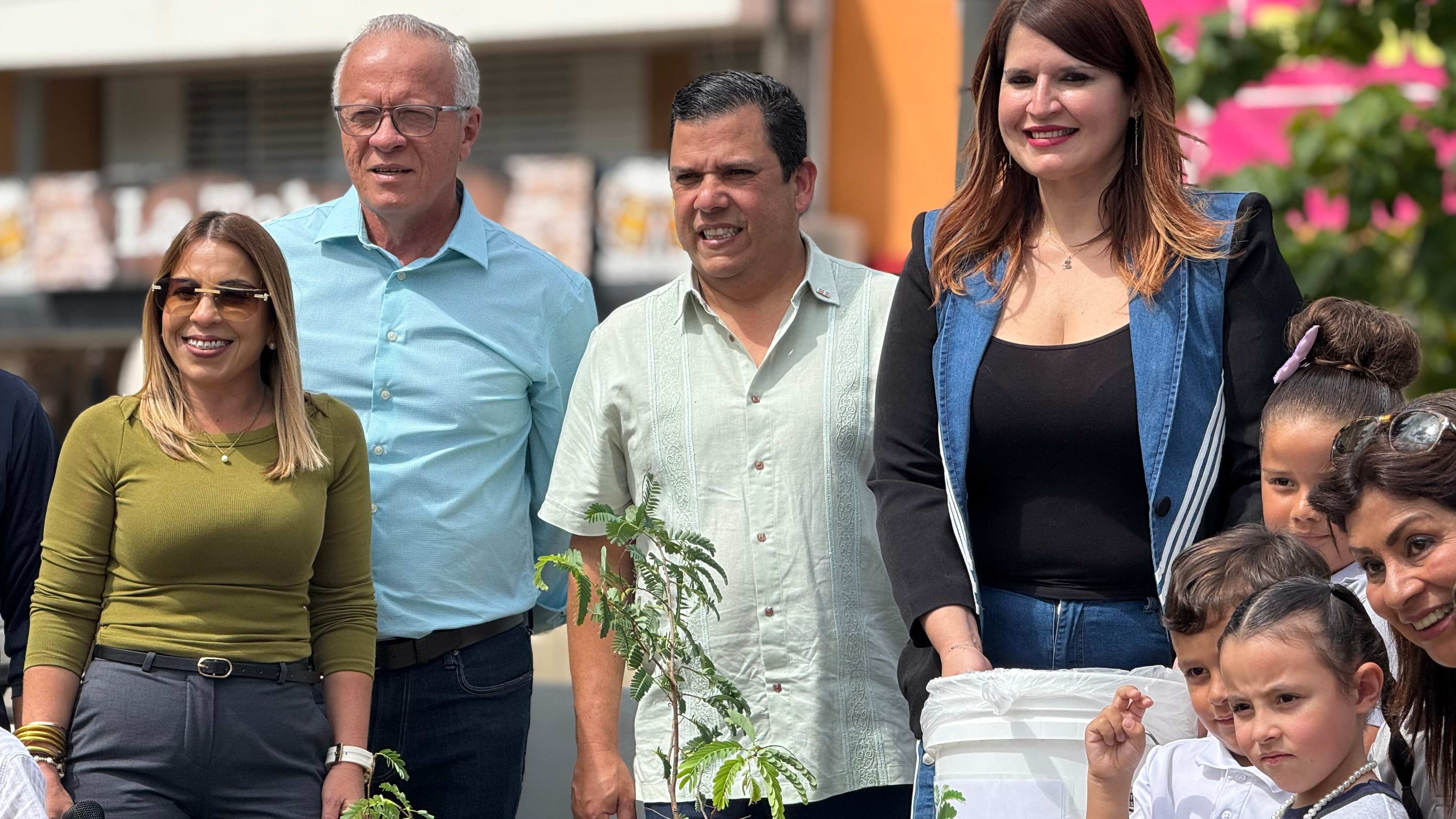 De izquierda a derecha, Funcionaria de 2Gen, alcalde de Cayey Rolando Ortiz, alcalde de Lares Fabián Arroyo, representante Gretchen Hau y niños participantes.