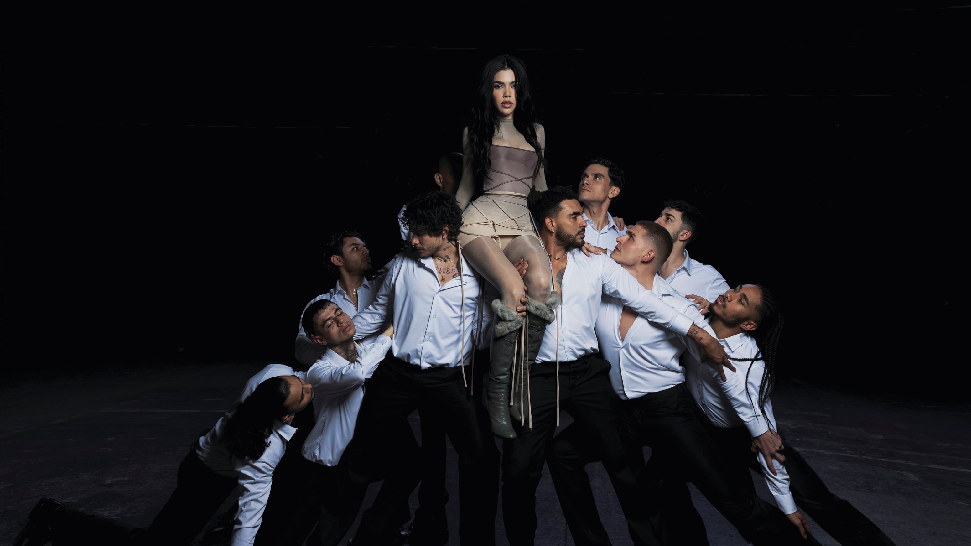 Fotografía cedida este miércoles por Sony que muestra a la cantante mexicana Kenia Os (c), en Ciudad de México (México). EFE/ Sony /SOLO USO EDITORIAL/ NO VENTAS/ SOLO DISPONIBLE PARA ILUSTRAR LA NOTICIA QUE ACOMPAÑA (CRÉDITO OBLIGATORIO)