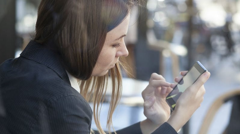 La exposición a las pantallas daña la vista en gran medida.
