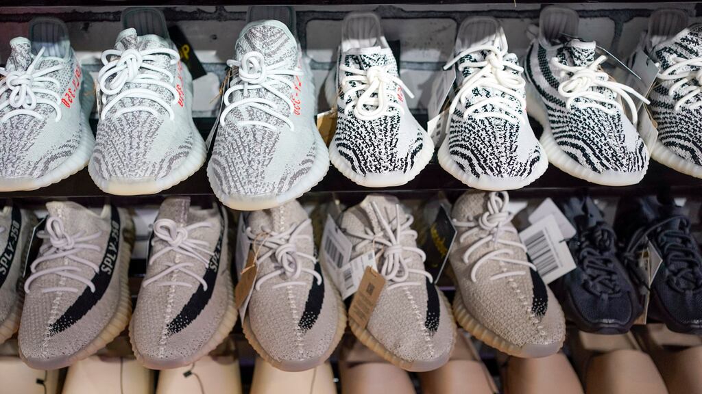 Tenis Yeezy fabricados por Adidas exhibidos para su venta en Laced Up, una tienda de calzado deportivo, en Paramus, Nueva Jersey, el 25 de octubre de 2022. (AP Foto/Seth Wenig, archivo)