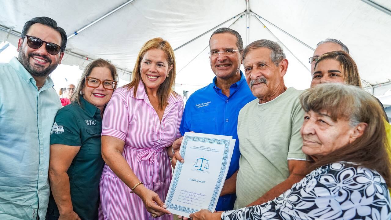 Familias en Canóvanas reciben títulos de propiedad