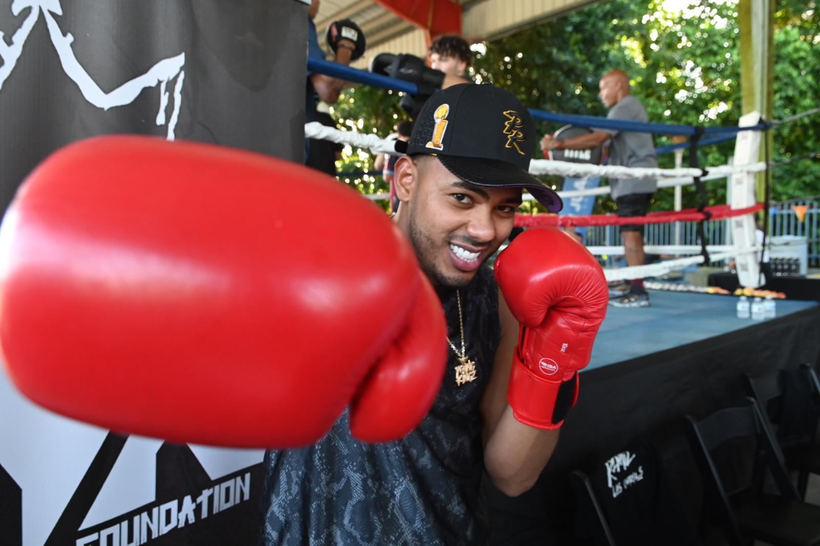 El cantante de música urbana firmó un acuerdo colaborativo con el Municipio de San Juan para rehabilitar siete gimnasios de boxeo.