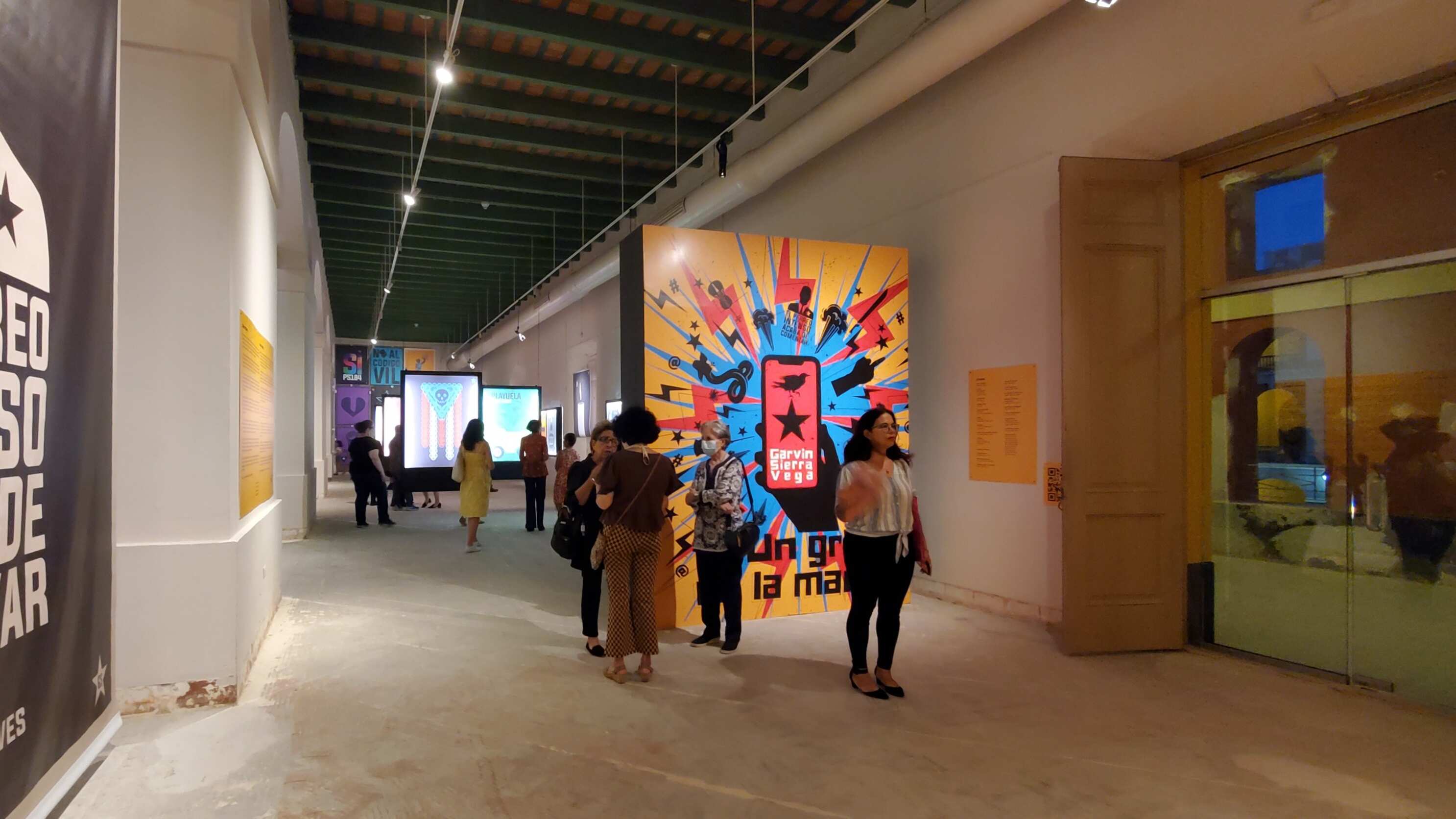 Vista parcial de sala Un grito en la mano_Garvin Sierra