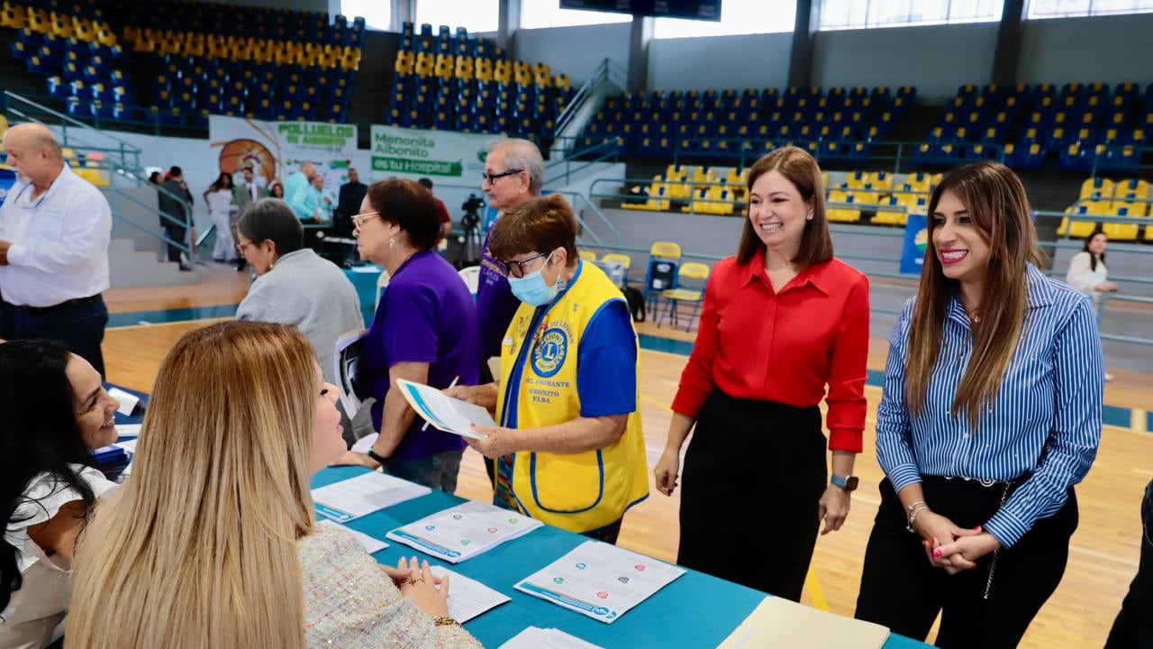 : La Jueza Presidenta del Tribunal Supremo, Hon. Maite D. Oronoz Rodríguez (en el centro), junto a la Jueza Administradora de la Región Judicial de Aibonito, Hon. Marielem Padilla Cotto (derecha), en el Encuentro Comunitario del Servicio de Facilitadores y Facilitadoras Judiciales en el Coliseo José A. “Marrón” Aponte, en Aibonito.