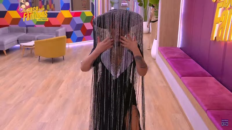 Vestido y sombrero de Yina Calderón en 'La casa de los famosos Colombia 2'