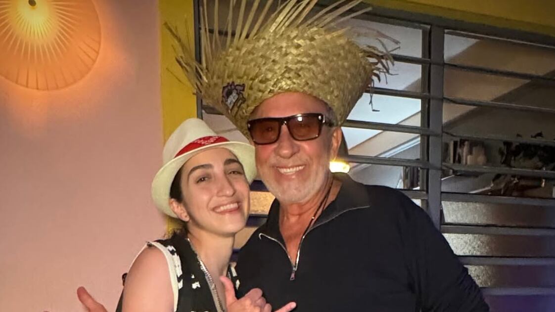 Emilio Estefan en la casita de Bad Bunny