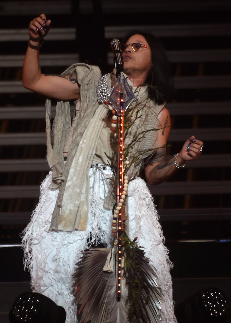 Elvis Crespo se presenta en el Coliseo de Puerto Rico.