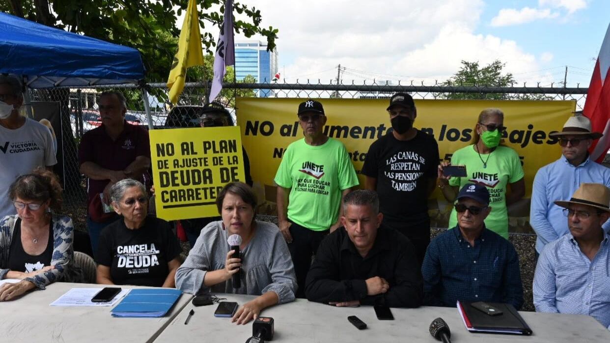 Una coalición de organizaciones protestó a las afueras del Tribunal Federal contra el aumento en peajes, multas y privatización de las autopistas que el plan de ajuste de la deuda exige como garantía para el pago de la deuda.
