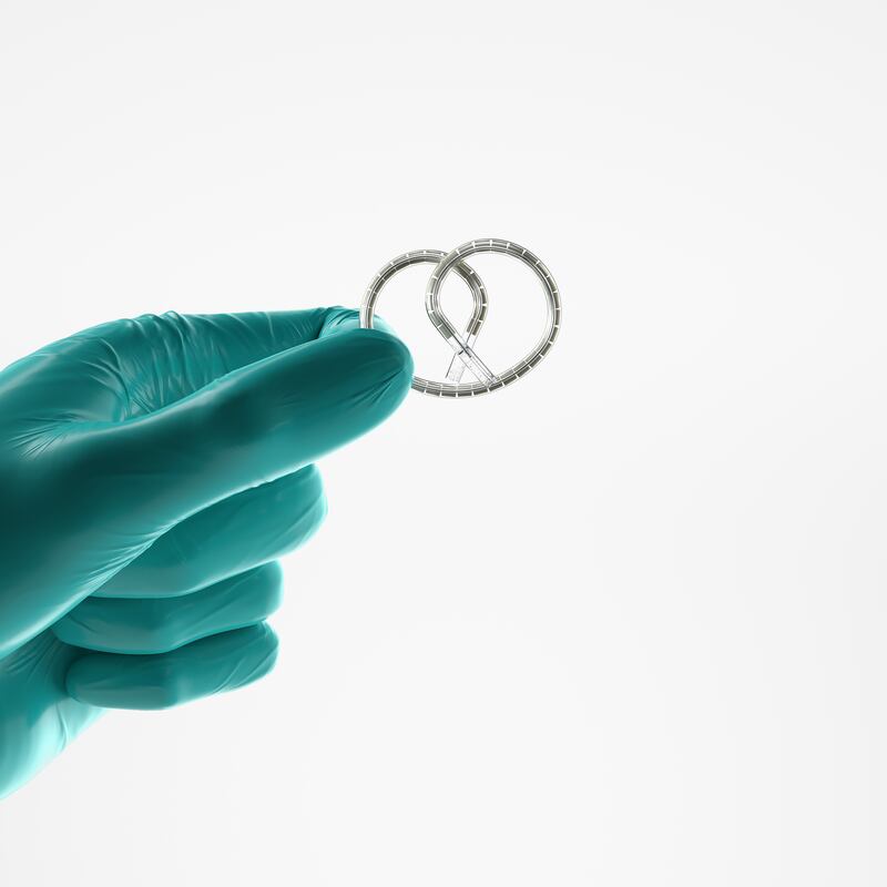 Doctor muestra medicamento novel.