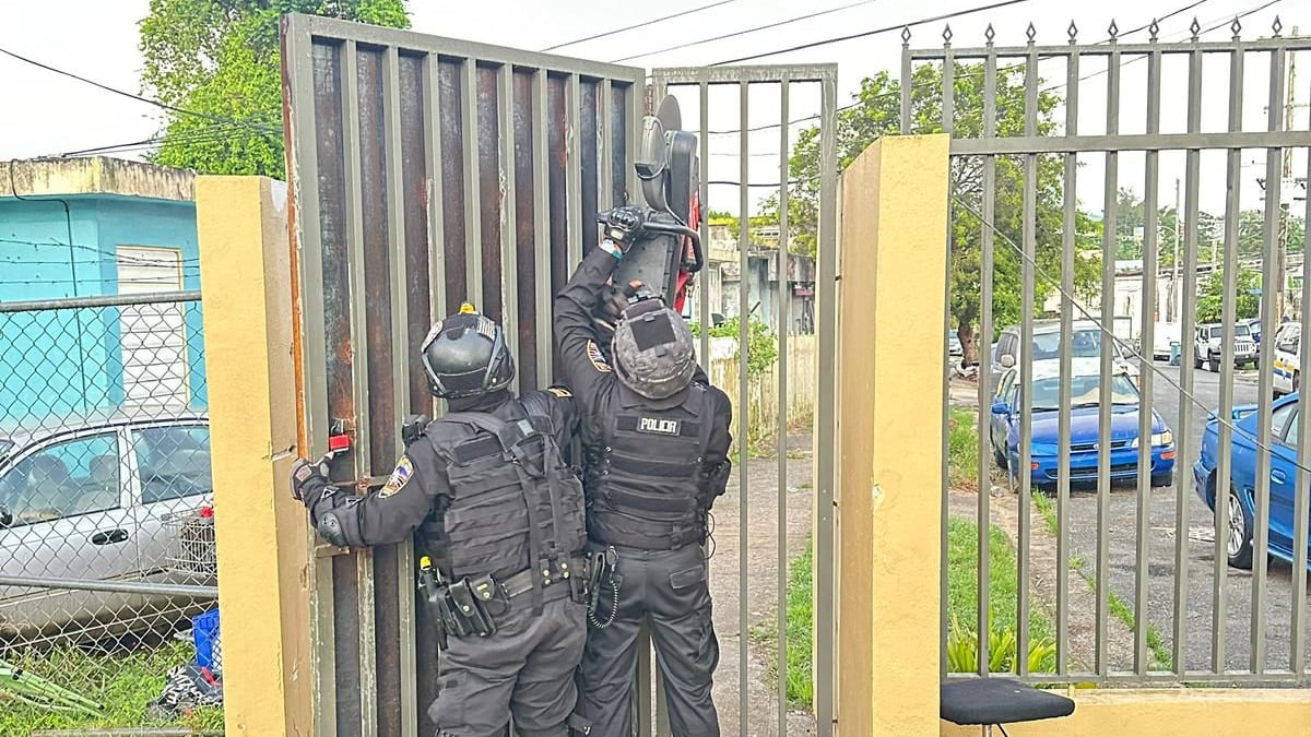 Allanamiento en residencial de Cidra.