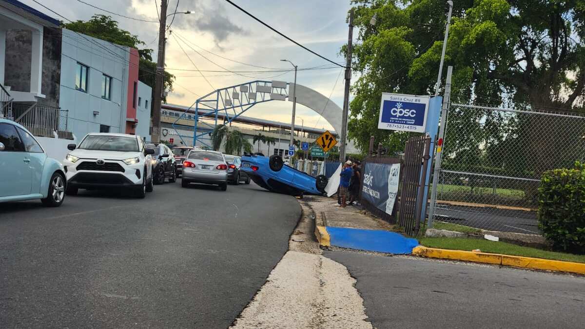 accidente con vehículo volcado en Bayamón