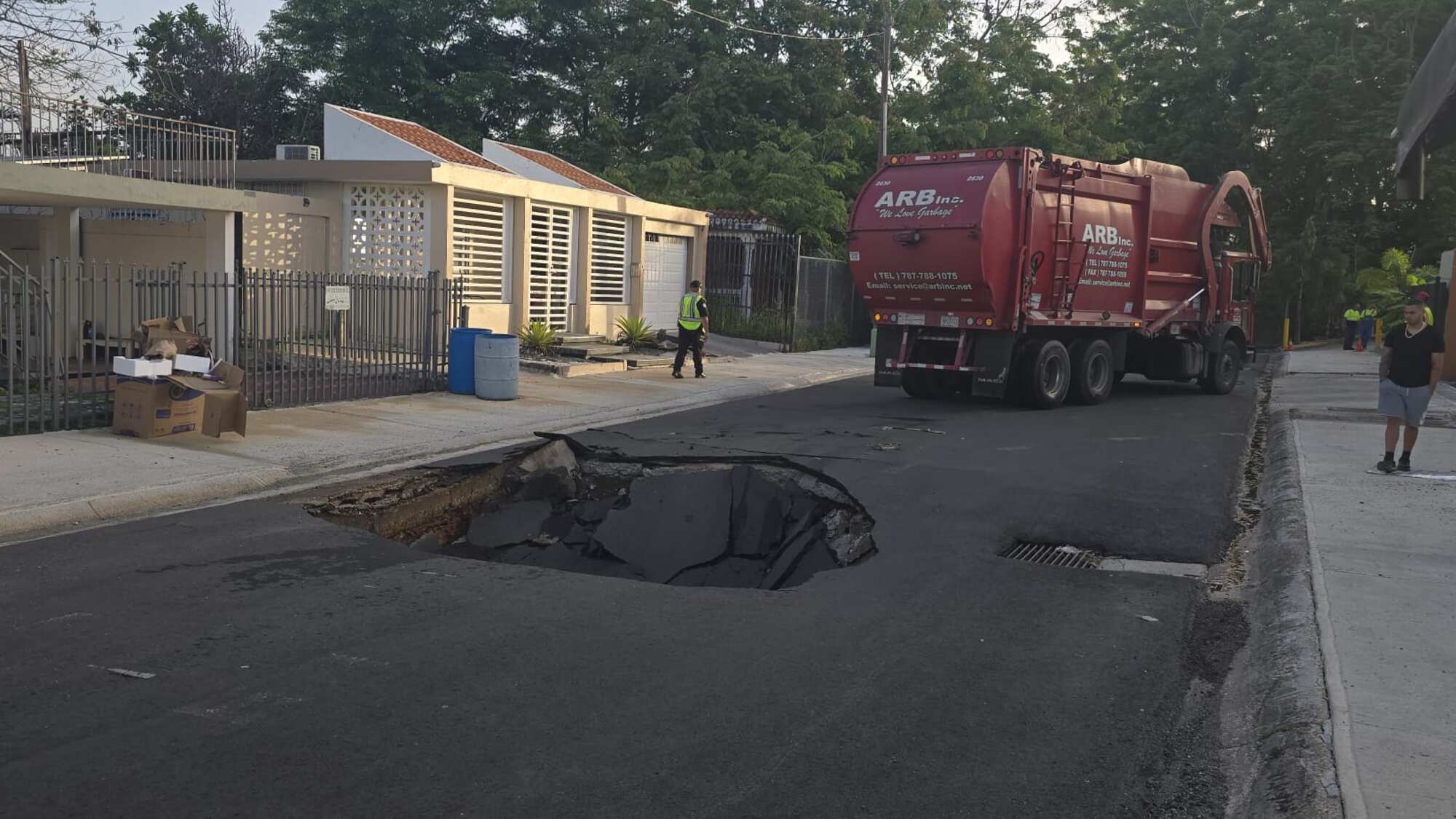Camión se accidenta por un socavón en Bayamón.
