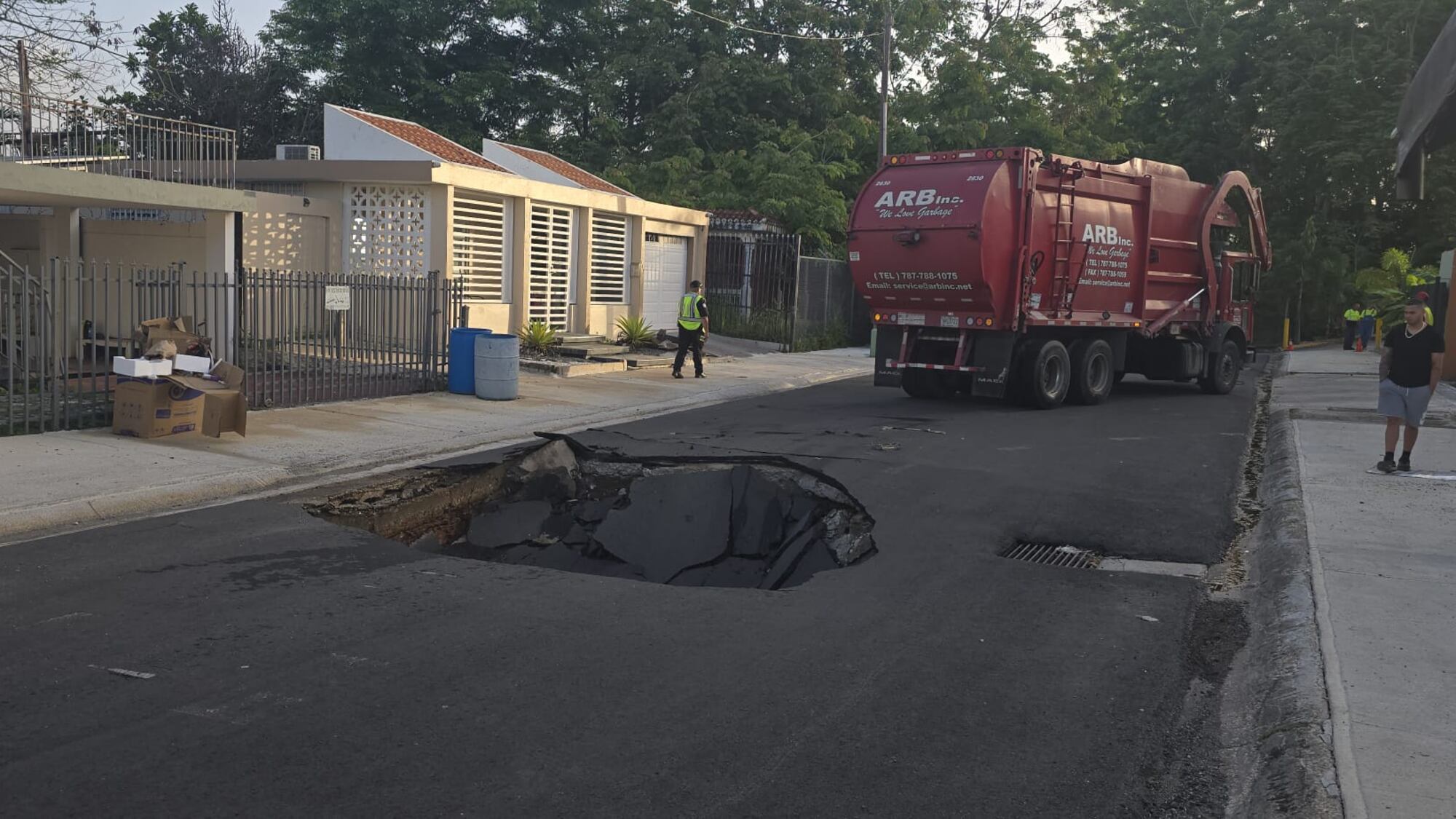 Camión se accidenta por un socavón en Bayamón.