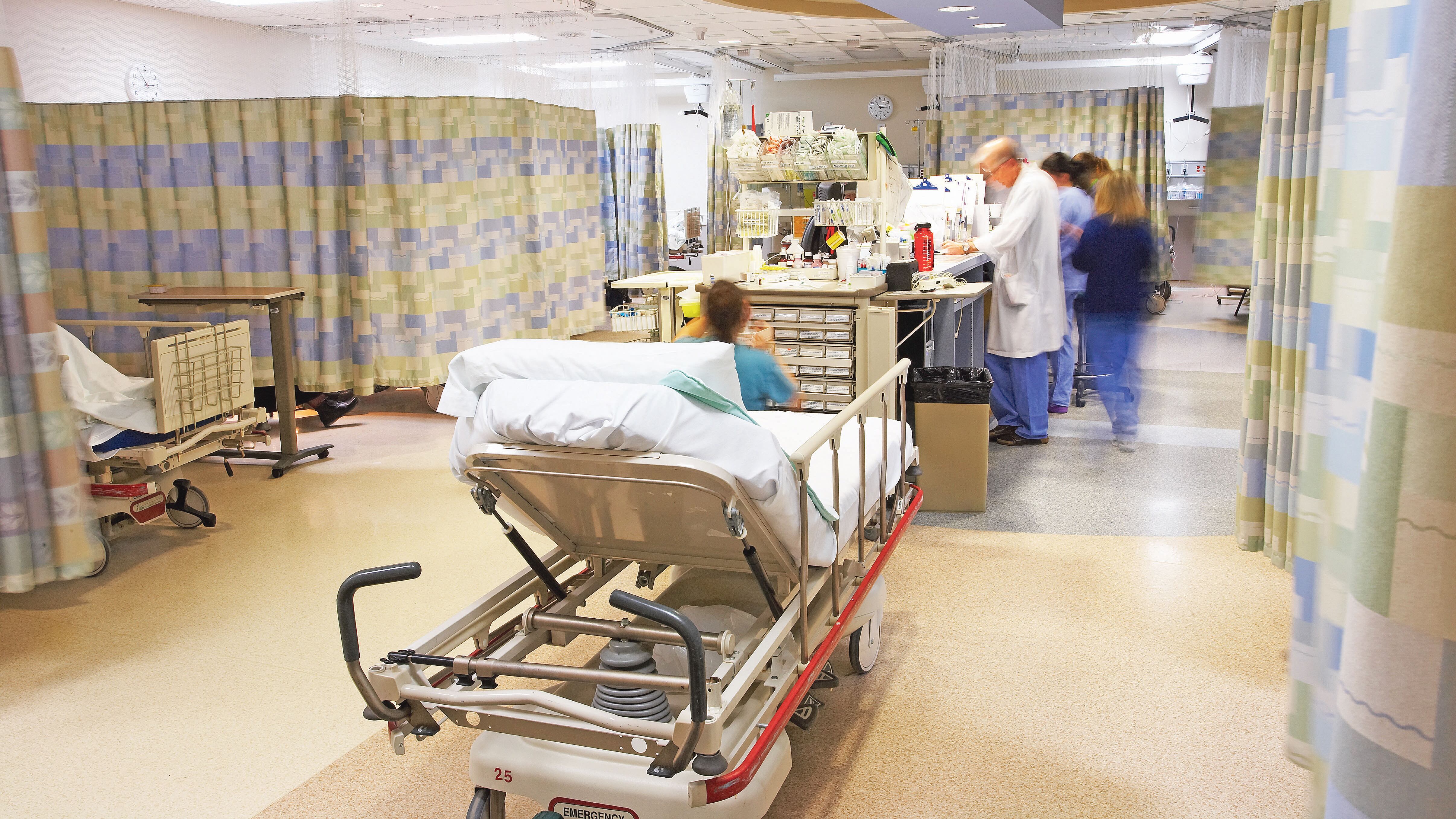 Sala de emergencias. Camilla, médicos, hospital